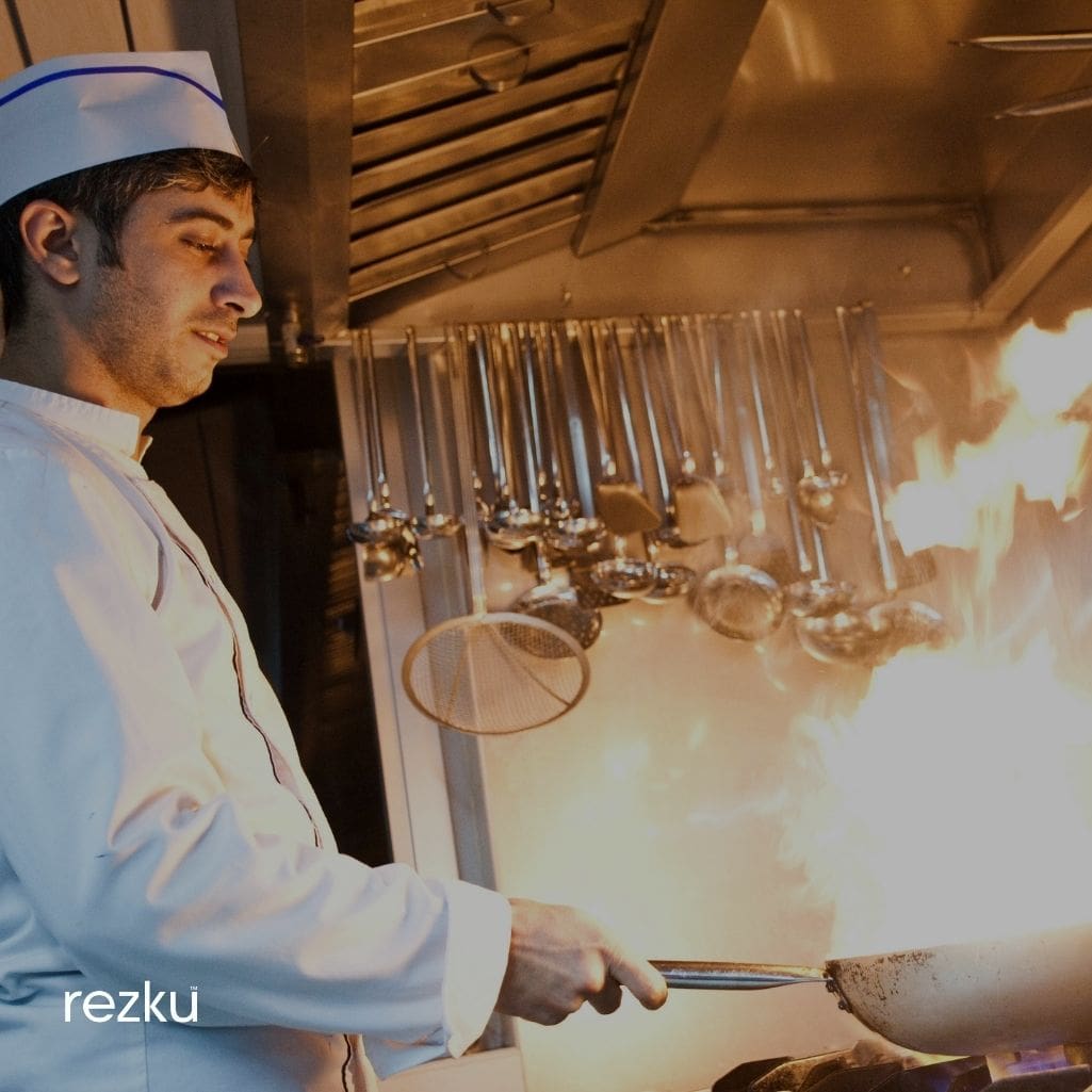 How Do POS Solutions for Full-Service Restaurants Handle Kitchen Order Management?